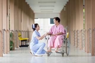 医院医疗护士病人看护陪伴广告宣传图片